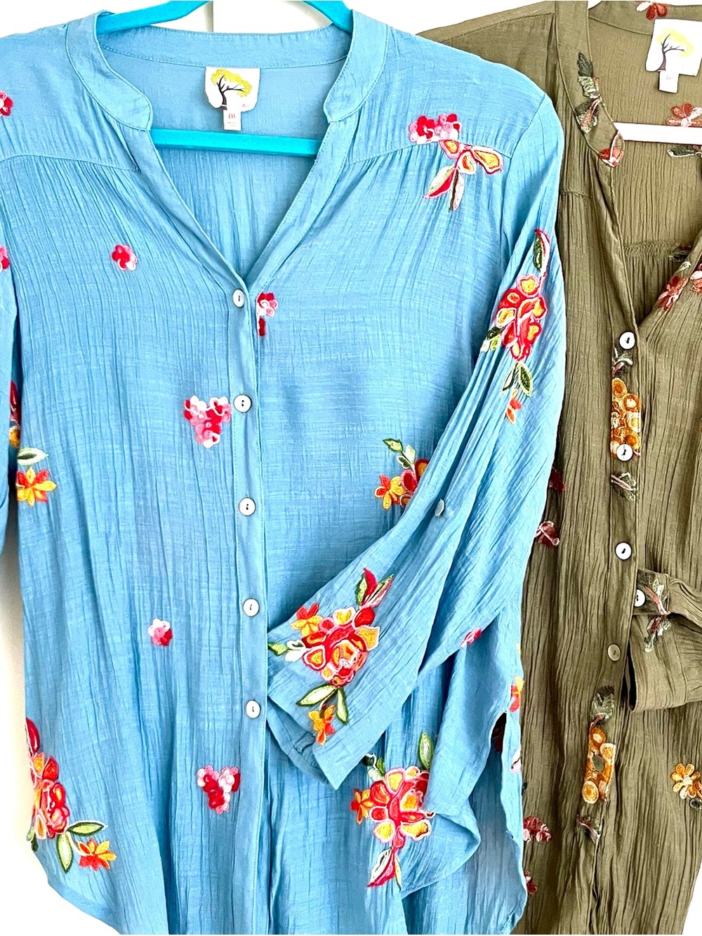 2 FIG & FLOWER Embroidered Button Down Shirts Medium M